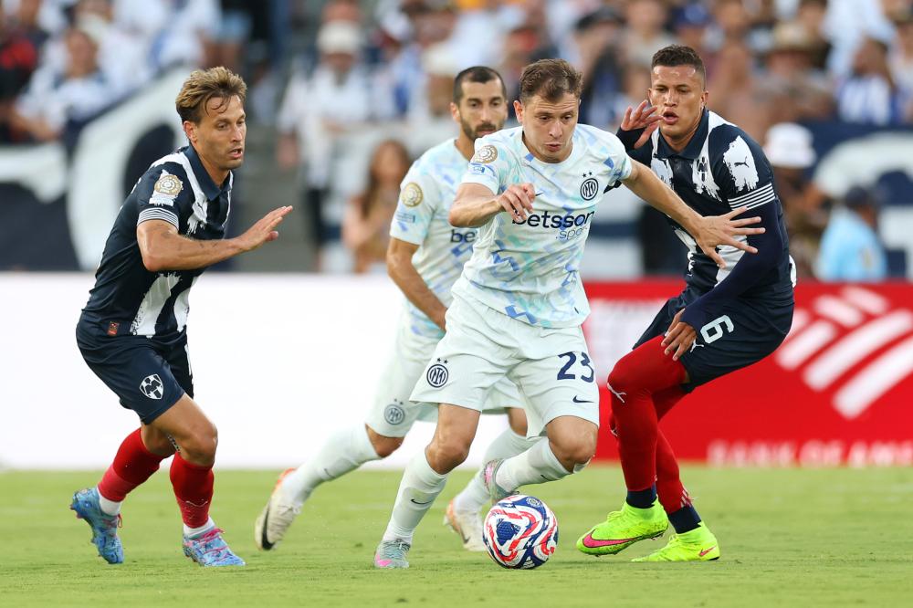 庆祝苏超夺冠，泰州市委书记与泰州队球员合唱《歌唱祖国》